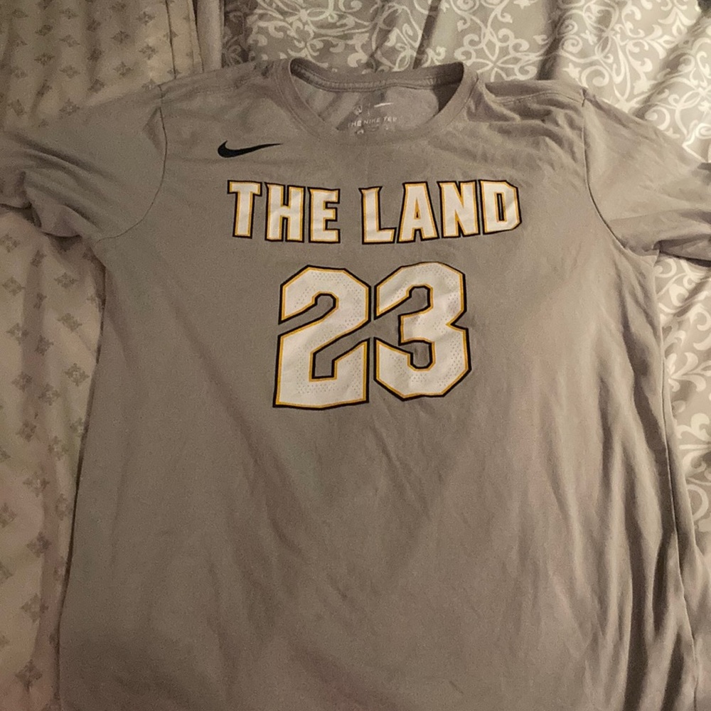 The land  JAMES no 23 Nike T shirt med